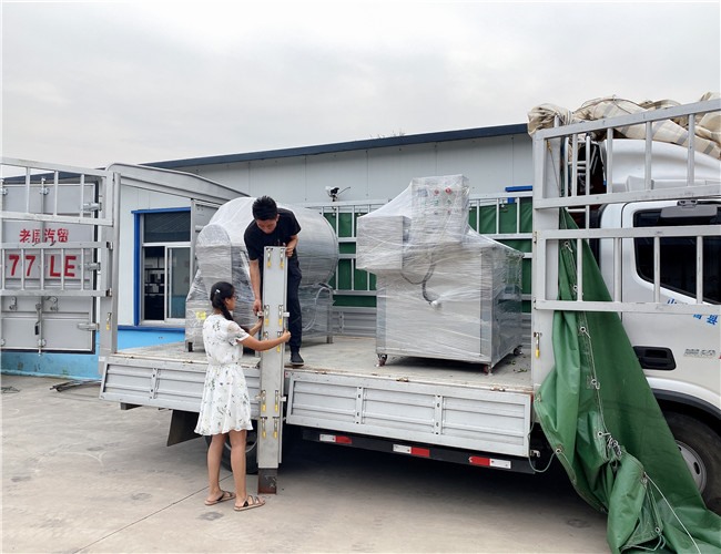 600L真空滾揉機、1500自動出料油炸鍋發(fā)往威海