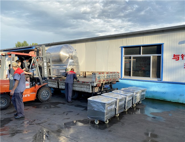 800L變頻水冷真空滾揉機(jī)1臺(tái)，200L料車5臺(tái)，發(fā)往沂水