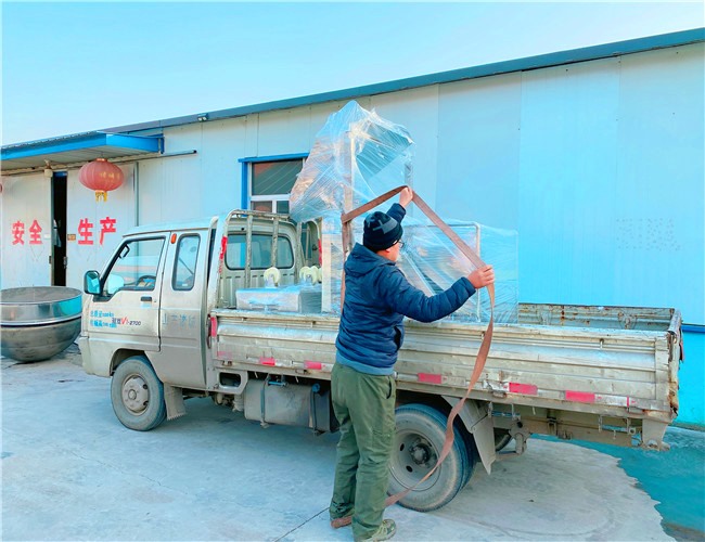 滾揉機(jī)專用液壓上料器1臺，可提升專用200L不銹鋼料車2臺，發(fā)貨深圳