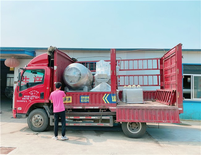 肉制品腌制設(shè)備：80針鹽水注射機(jī)、600L真空滾揉機(jī)、200L料車，發(fā)貨陜西渭南