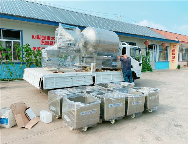 1200L真空滾揉機配液壓上料器加8臺可提升專用料車，發(fā)貨湖南常德