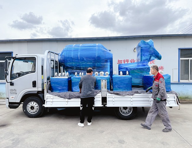 安徽阜陽(yáng)牛肉加工廠訂購(gòu)1200L真空滾揉機(jī)，上料器，料車發(fā)貨現(xiàn)場(chǎng)