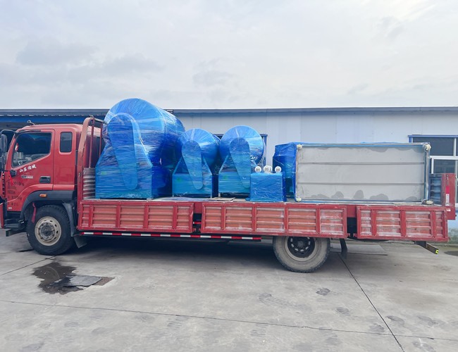 河南食品廠訂購真空滾揉機(jī)3臺(tái)，煮鍋2臺(tái)，晾肉架1臺(tái)，料車2臺(tái)發(fā)貨