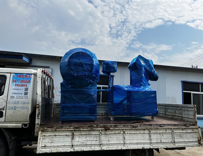 廣東魚片加工企業(yè)定制款滾揉機2臺搭配液壓上料器、提升料車發(fā)貨