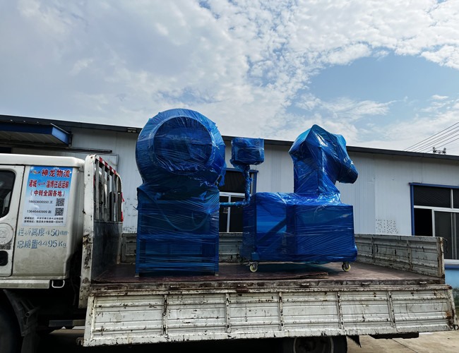 廣東魚(yú)片加工企業(yè)定制款滾揉機(jī)2臺(tái)搭配液壓上料器、提升料車發(fā)貨